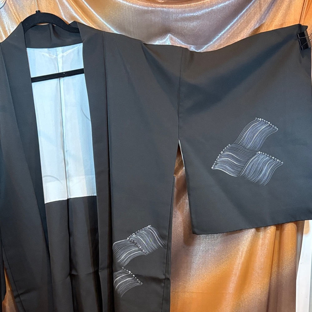 New Elegant Black haori Kimono with Wave Embroidery on left and back 400‎